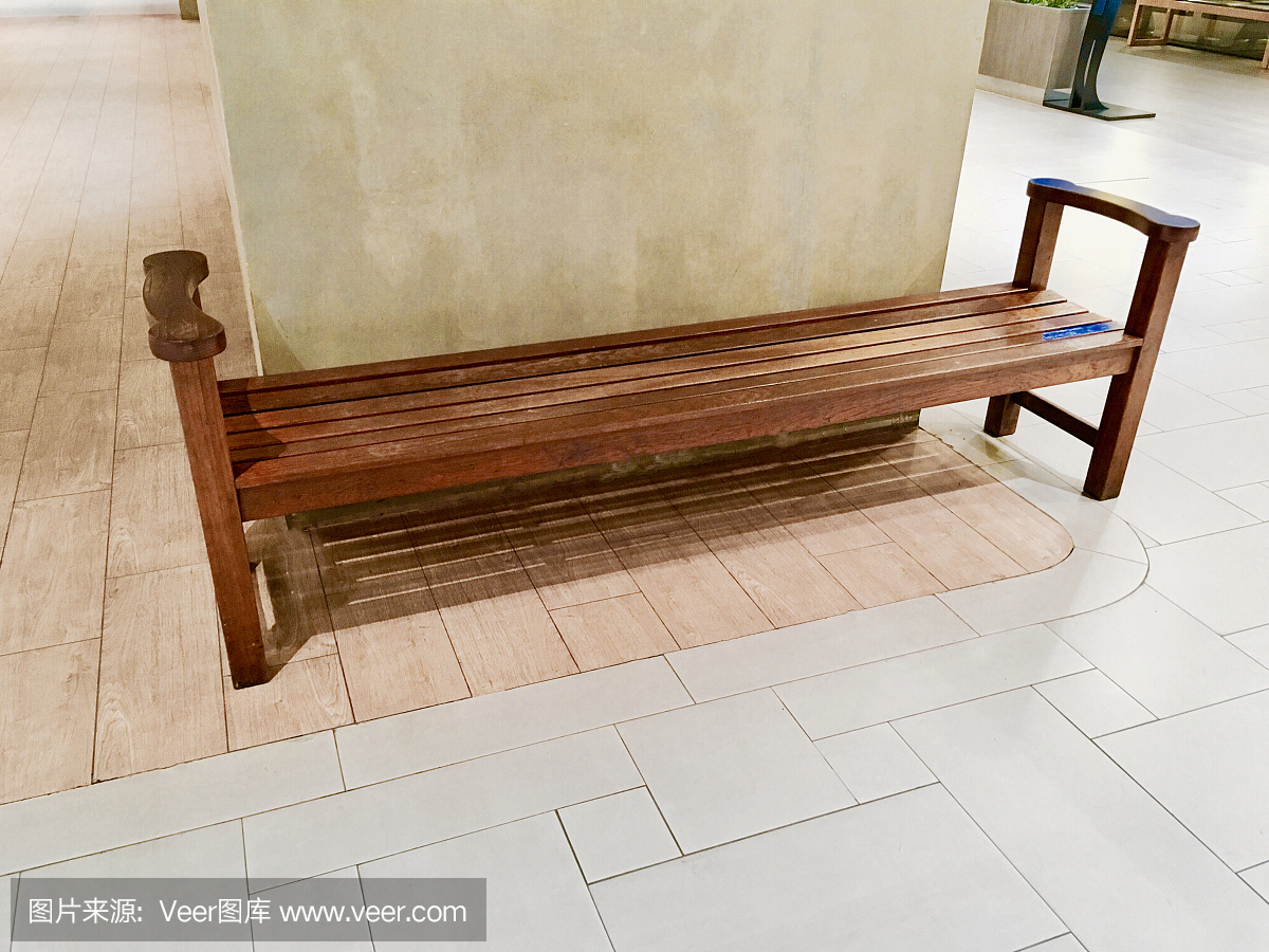 褐色瓷砖地板上的木制公园长椅